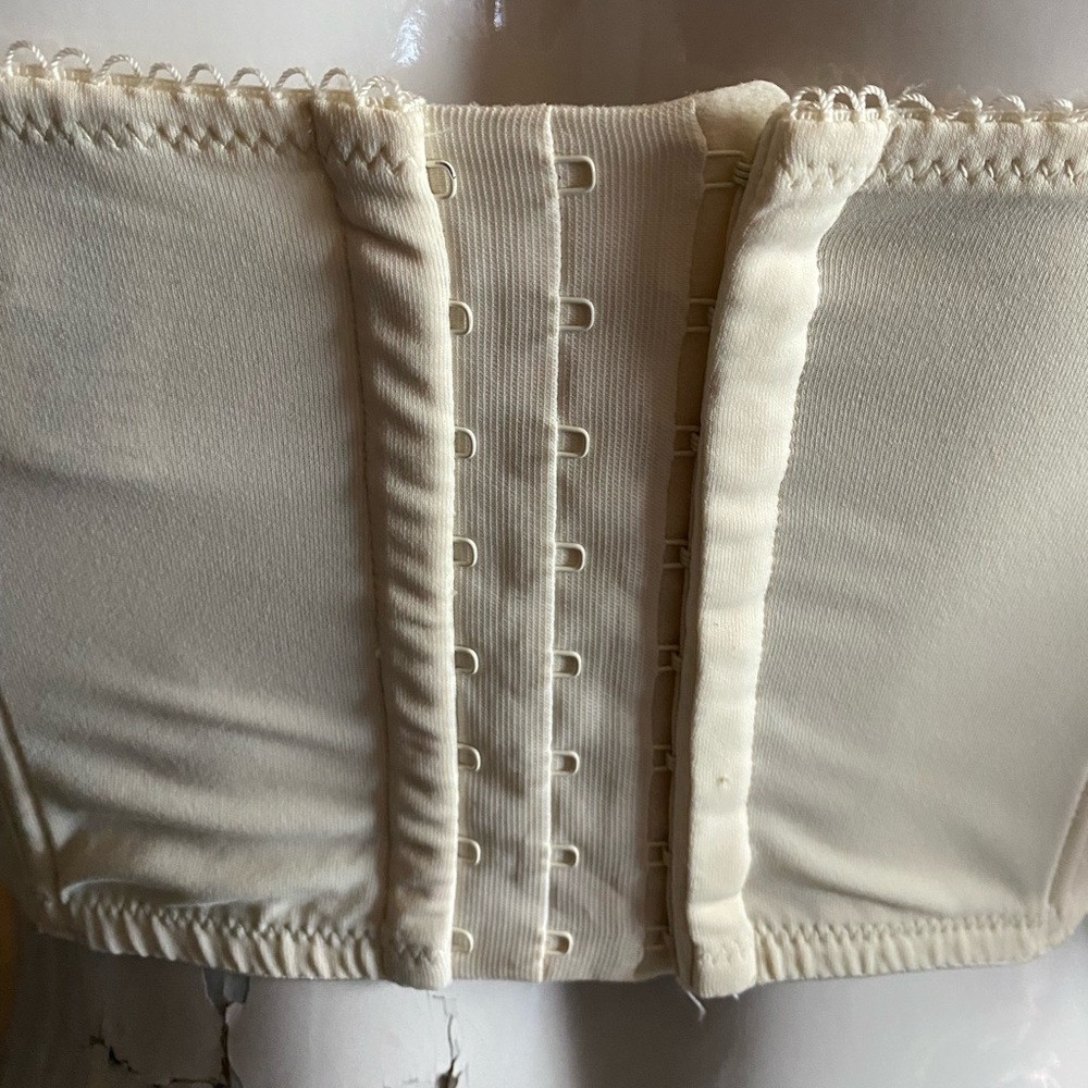 Sold. 36B corset ivory - Picture 8 of 12